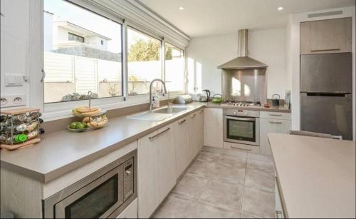 une cuisine avec un évier et un plan de travail dans l'établissement Maison GAÏA, à Martigues