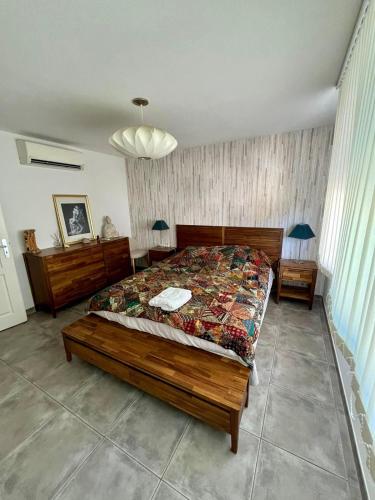 une chambre avec un lit avec une couette dessus dans l'établissement Maison GAÏA, à Martigues