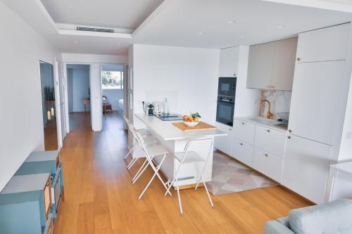 Photo de la galerie de l'établissement Splendide vue mer, terrasse, piscine et parking, au Cannet