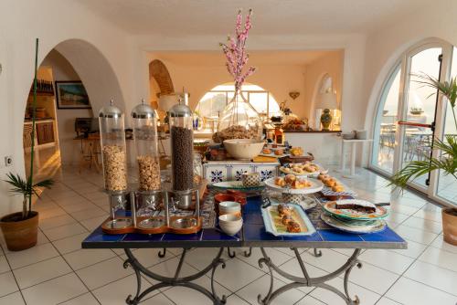 Comida en o cerca de este hotel