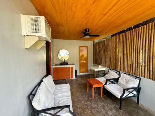 Ruang duduk di Violegre Homestay Siargao - Barkada Room