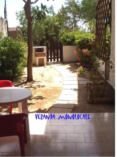 a patio with a table and a tree in a yard at Villa Tessitore in LMP