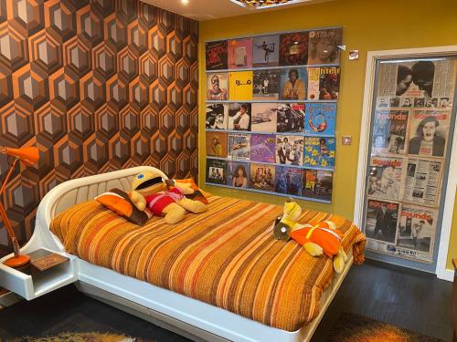 Ένα ή περισσότερα κρεβάτια σε δωμάτιο στο The Retro Retreat with free parking