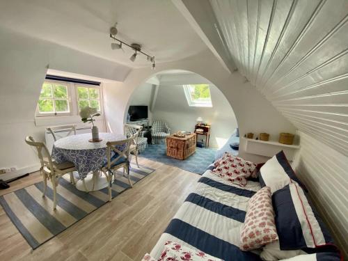 une chambre avec un lit et une table dans une pièce dans l'établissement Houlgate appartement, à Houlgate