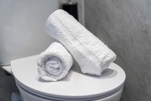a white towel sitting on top of a toilet at Greenside Getaway in Newarthill