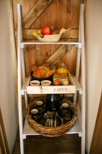 une étagère contenant de la nourriture et d'autres articles dans l'établissement Les Puvinieres, à Breuil-Barret