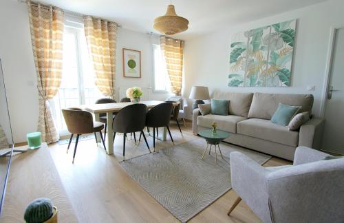 un salon avec un canapé et une table dans l'établissement Cristal6 - Welcoming accomodation up to 6ppl, à Serris