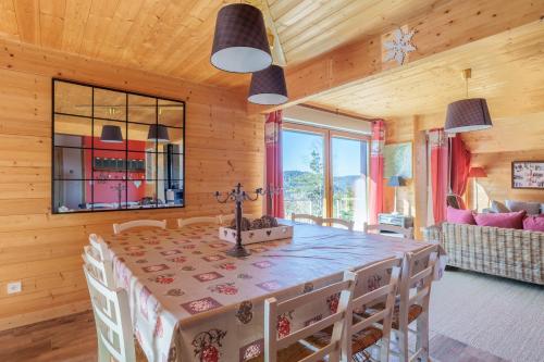 une salle à manger avec une table et des chaises dans l'établissement Le Chalet du Xetté - Sauna et vue montagne, à Gérardmer