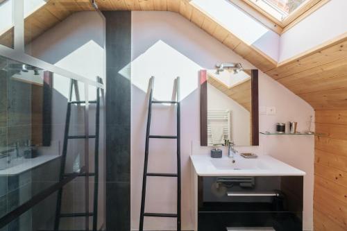 une salle de bain avec un lavabo et un miroir dans l'établissement Le Chalet du Xetté - Sauna et vue montagne, à Gérardmer