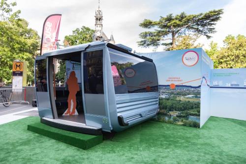 une cabine lors d'un événement avec une femme à l'intérieur dans l'établissement Appartement COSY entièrement équipé, à Toulouse