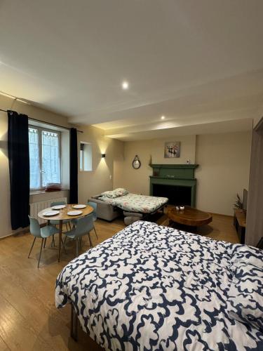 - une chambre avec un lit, une table, un lit et un canapé dans l'établissement Ancien Couvent au Cœur du vieux Valence, à Valence