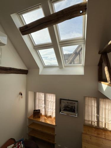 - une lucarne dans le salon doté de 2 fenêtres dans l'établissement La Chapelle de Monet - Logis Les Marguerites, à Bois-Jérôme-Saint-Ouen