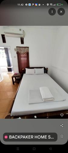 a bedroom with a large bed in a room at HENDRO'S SURF CAMP Pulau merah in Pasanggaran