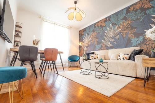 a living room with a couch and a table at Appartement Stylé pour 4 in Châlons-en-Champagne