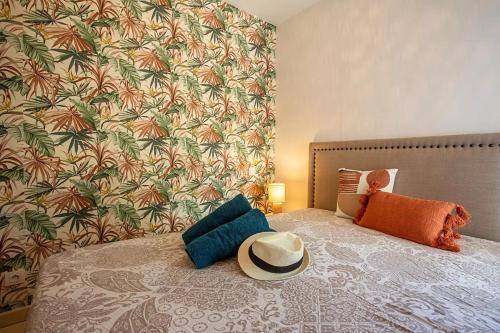 un lit avec un chapeau installé au-dessus dans l'établissement Charmant 73m carré -piscine-500 m de la mer-parking, à Saint-Raphaël