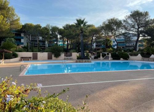 Piscine - 2 chambres - Terrasse - Parking privé