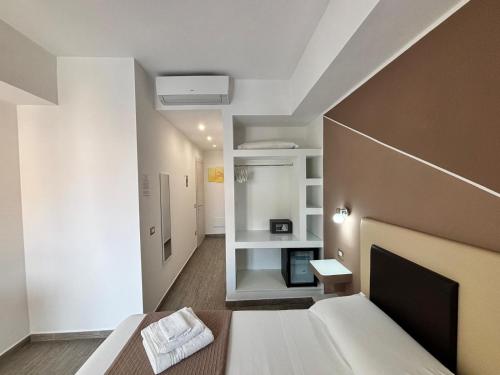トロペアにあるResidenza Magnoliaのベッド1台とリビングルームが備わる客室です。