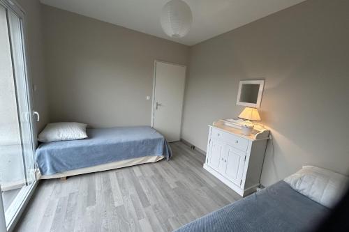 a small bedroom with two beds and a window at Beautiful 2-bedroom family home in Lanton