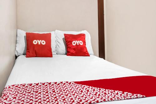 Postel nebo postele na pokoji v ubytování SPOT ON 91336 Guesthouse Tarumanegara