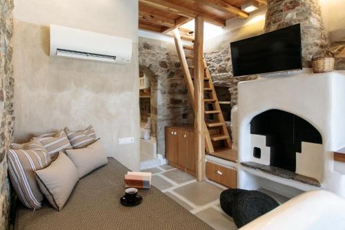 TV a/nebo společenská místnost v ubytování Naxos Heritage Residence