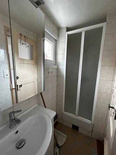 une salle de bain blanche avec une douche et un lavabo dans l'établissement Val 1er, à Quend-Plage