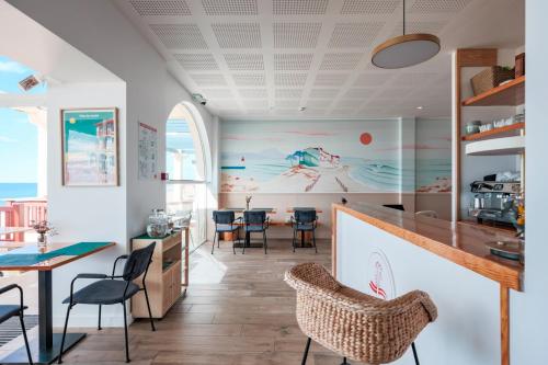 une salle à manger avec une table et des chaises dans l'établissement Hôtel de La Plage, à Hossegor