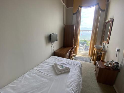 Postel nebo postele na pokoji v ubytování Oban Hotel