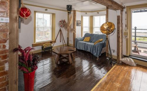 Postel nebo postele na pokoji v ubytování Quirky Apt - Sleeps 6 - Coastal Area - Parking