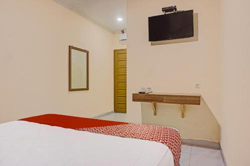 Et tv og/eller underholdning på Collection O 91414 Hotel Marina Beach