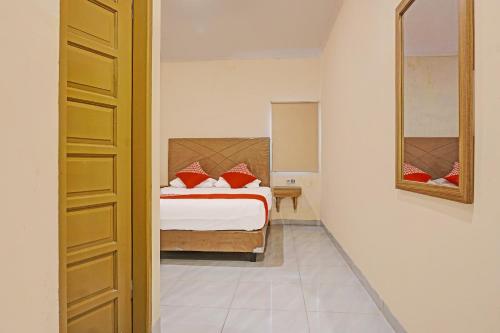 En eller flere senge i et værelse på Collection O 91414 Hotel Marina Beach