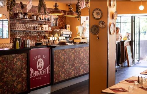 un bar dans un restaurant avec un comptoir et un comptoir dans l'établissement Imperial Ember 2 min du lac, à Annecy