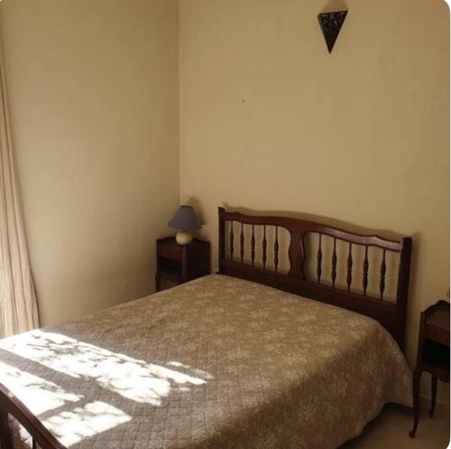 une chambre avec un lit et une lampe sur une table dans l'établissement Appartement Saltare Rivière & maquis, à Manso