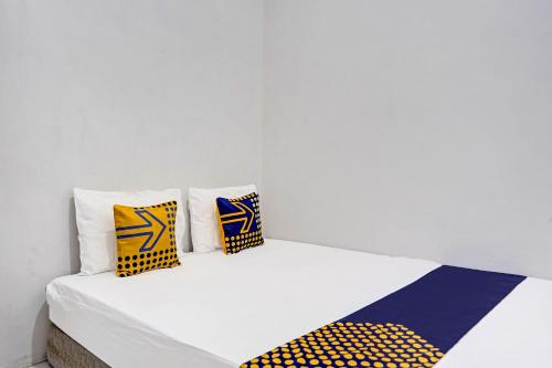 Cama o camas de una habitación en Hotel O Reva Residence Syariah