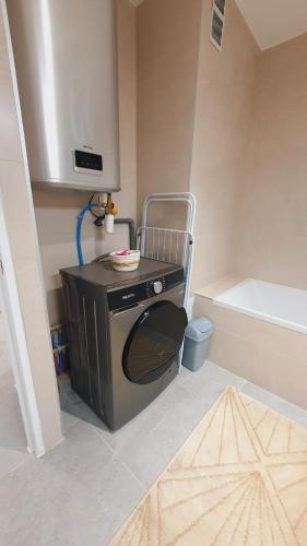 Cette chambre comprend une petite cuisine équipée d'une cuisinière. dans l'établissement T3 double terrasses CLIM WIFI en Centre-ville - ROSSIconciergerie - Linge inclus, à La Grande Motte