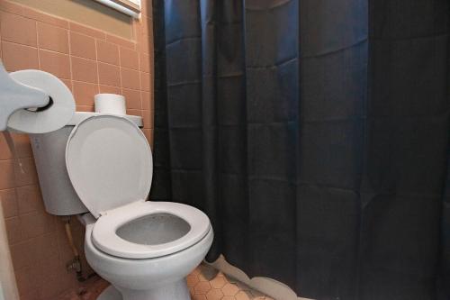 Um banheiro em OYO Hotel Calhoun, GA I-75