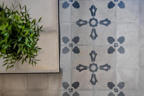 a tile wall with a flower pattern on it at Bed and Breakfast Welcome in Noto