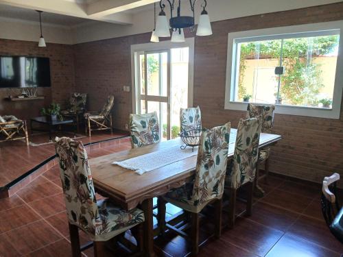 a dining room with a wooden table and chairs at Chalet Rustico da Elena com Sauna y Jacuzzi Unicep in São Carlos