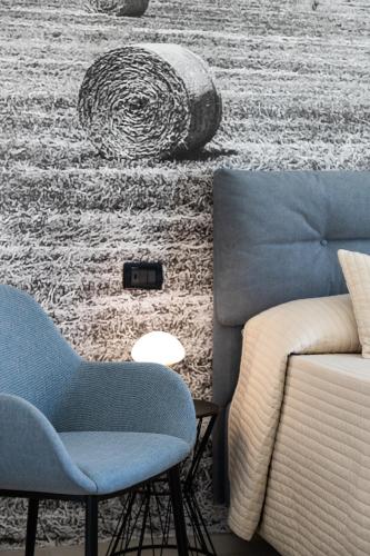 a living room with a couch and a chair at Bed and Breakfast Welcome in Noto