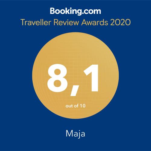 a yellow circle with the number eight and the text travelling review awards at Maja Ferienwohnung in Goddelsheim