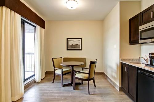 Cuisine ou kitchenette dans l'établissement Best Western London Airport Inn & Suites