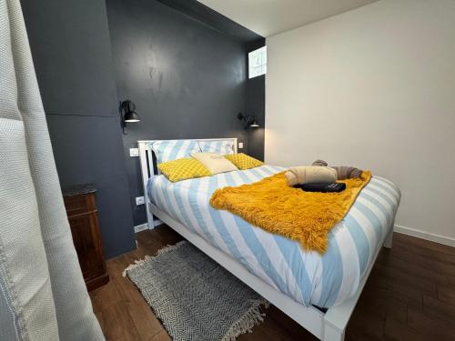 une chambre avec un lit avec un ours en peluche dessus dans l'établissement Printanier, à Celles-sur-Belle