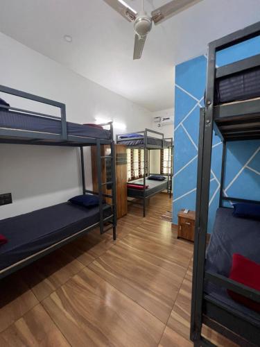 Una habitación con tres literas y un pasillo. en HostelExp, Munroe Island - A Community Experience, en Munroe Island