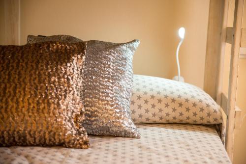 Una cama o camas en una habitación de Lloguer30 Blaumar is family-friendly and centrally located