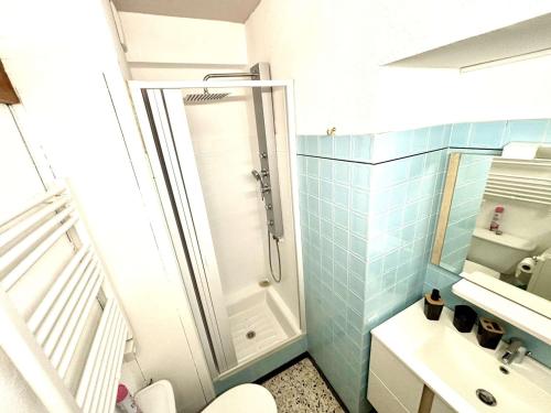 une salle de bain avec une douche, des toilettes et un lavabo dans l'établissement Appartement 2 pièces proche plage, balcon, parking - FR-1-229C-107, à Port-la-Nouvelle