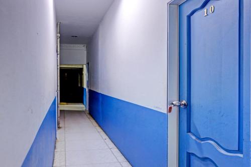 an empty hallway with a blue door in a room at Hotel O Suci Homestay SyariahNearKilas 7 TV in Tanjunguma