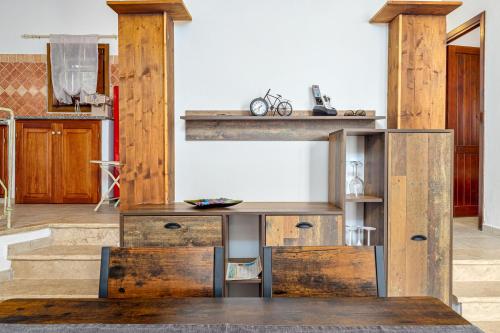 - une cuisine avec une table et des meubles en bois dans l'établissement Elia's House, à Porto Istana