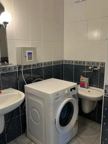 a washing machine in a bathroom next to a sink at Rybitwa in Dziwnów