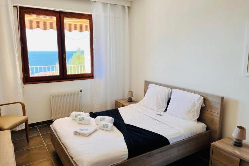 une chambre avec un lit avec deux serviettes dessus dans l'établissement Dany - Apartment with large balcony and sea view, à Ajaccio
