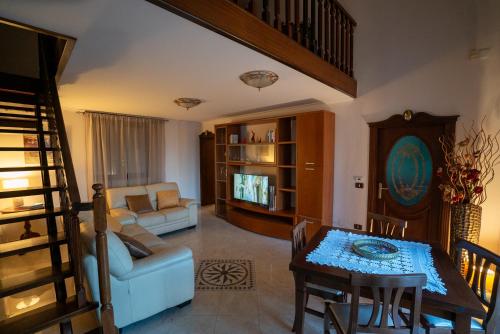 un soggiorno con un divano e un tavolo di IL Balcone su Napoli Antica a Napoli