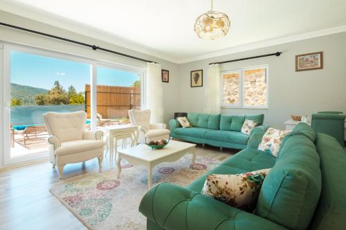 İslâmlarにあるVilla Zia - Countryside and Sea Viewsの緑のソファとテーブルのあるリビングルーム